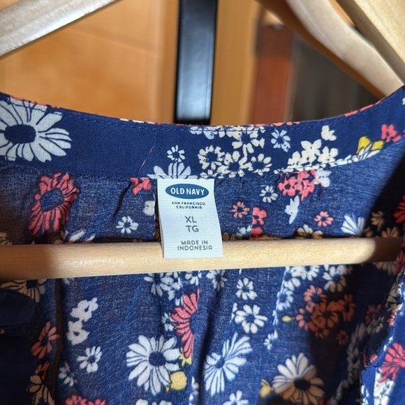 Old Navy Blue Floral Blouse Size XL - Picture 5 of 7